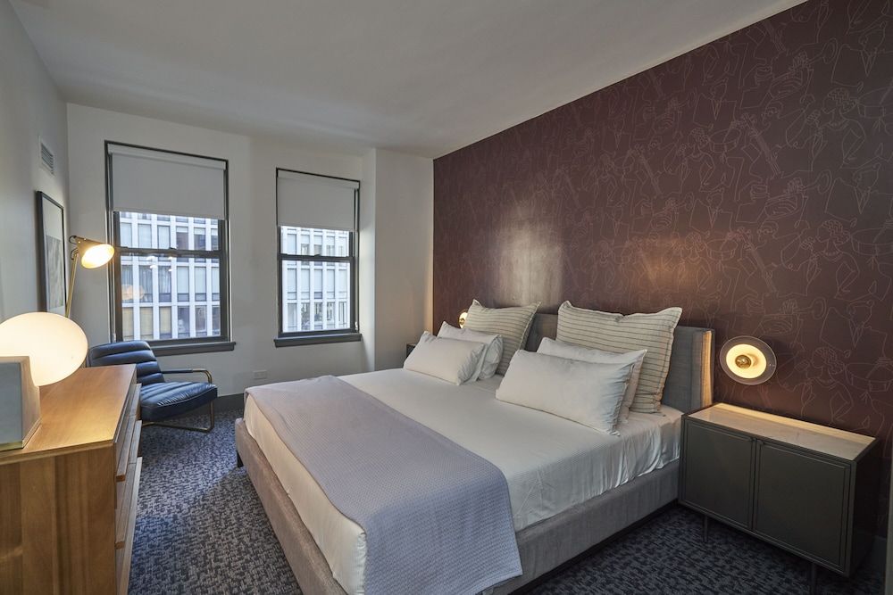 Gale Chicago Signature King Bed ADA 3