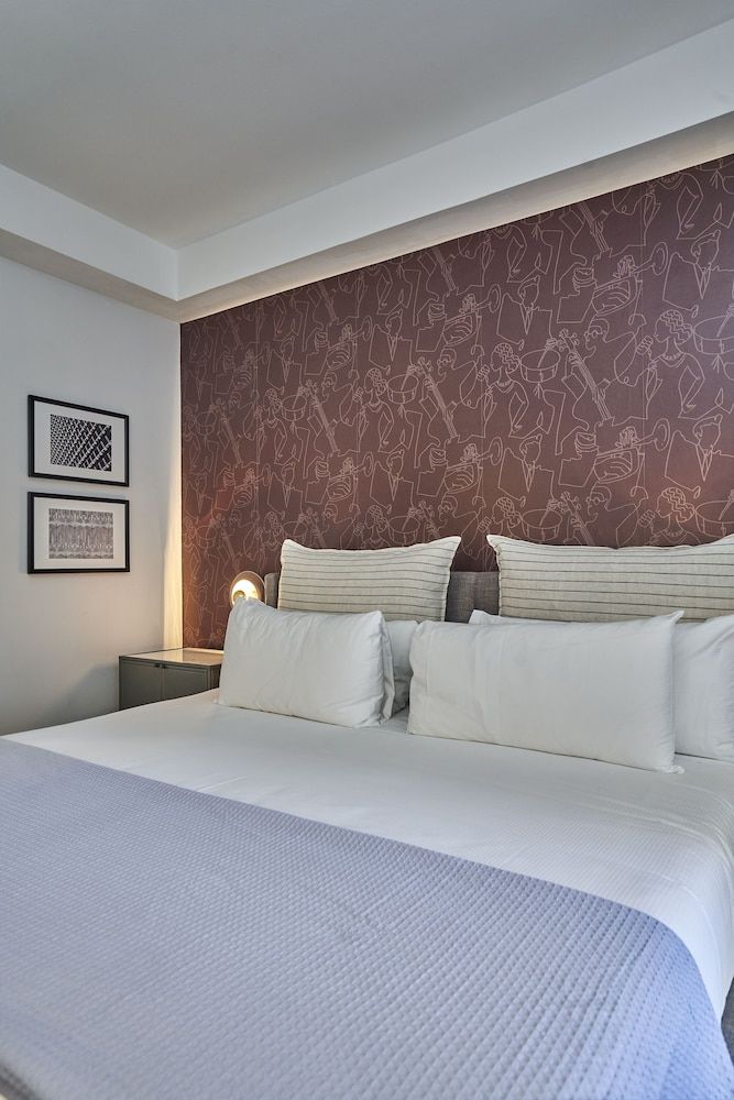 Gale Chicago Signature King Bed 3