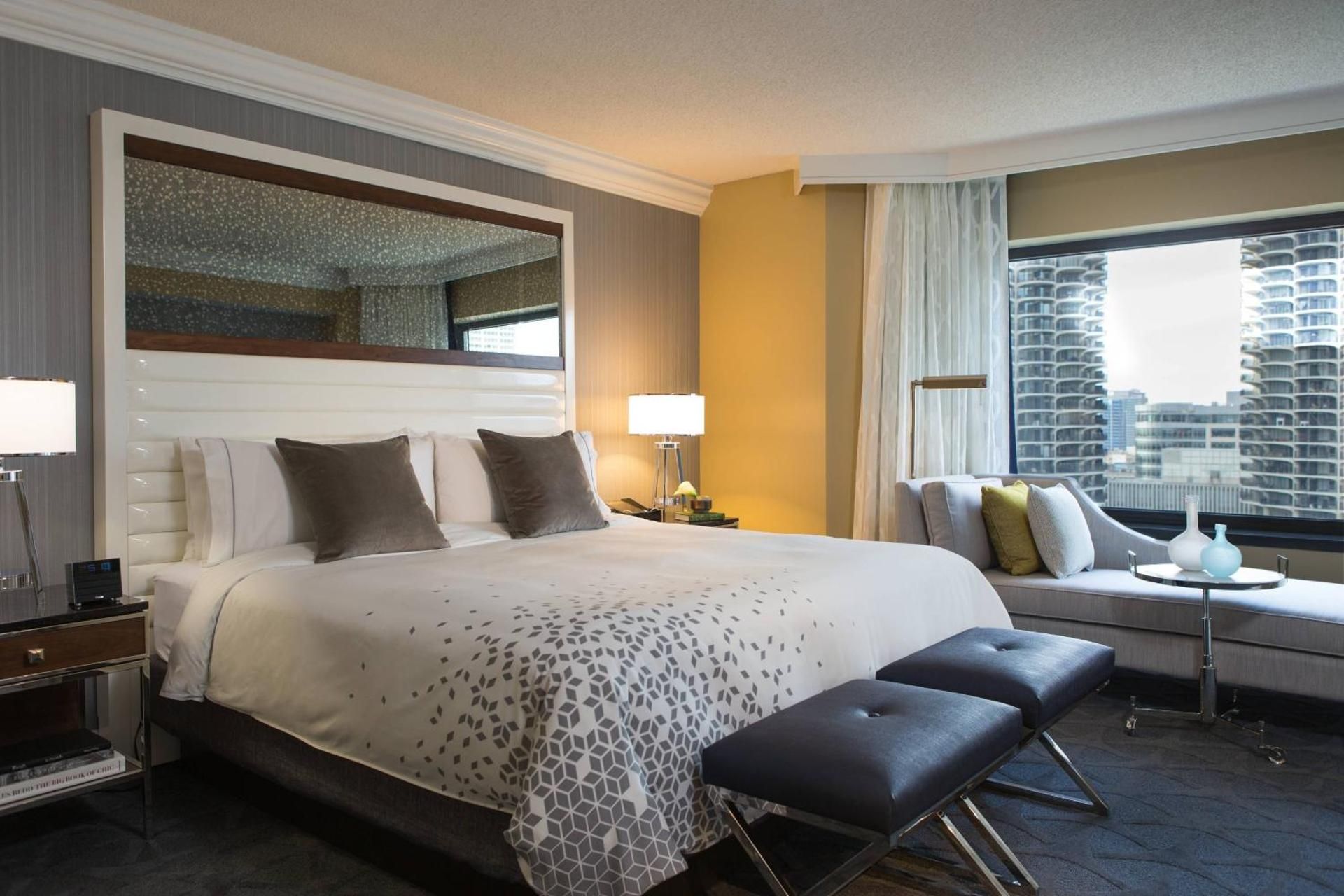 Riviere Suite, 1 Bedroom Suite, 1 King, Chicago River view, Corner room