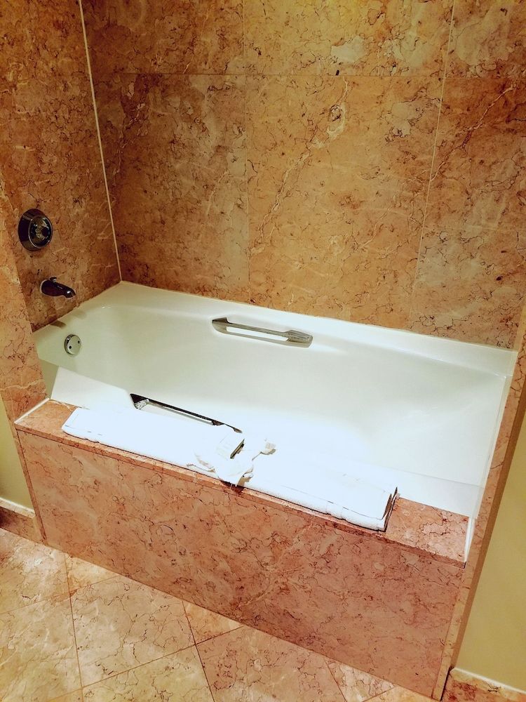 The Buckingham Hotel Deluxe Double Room, 2 Double Beds 7