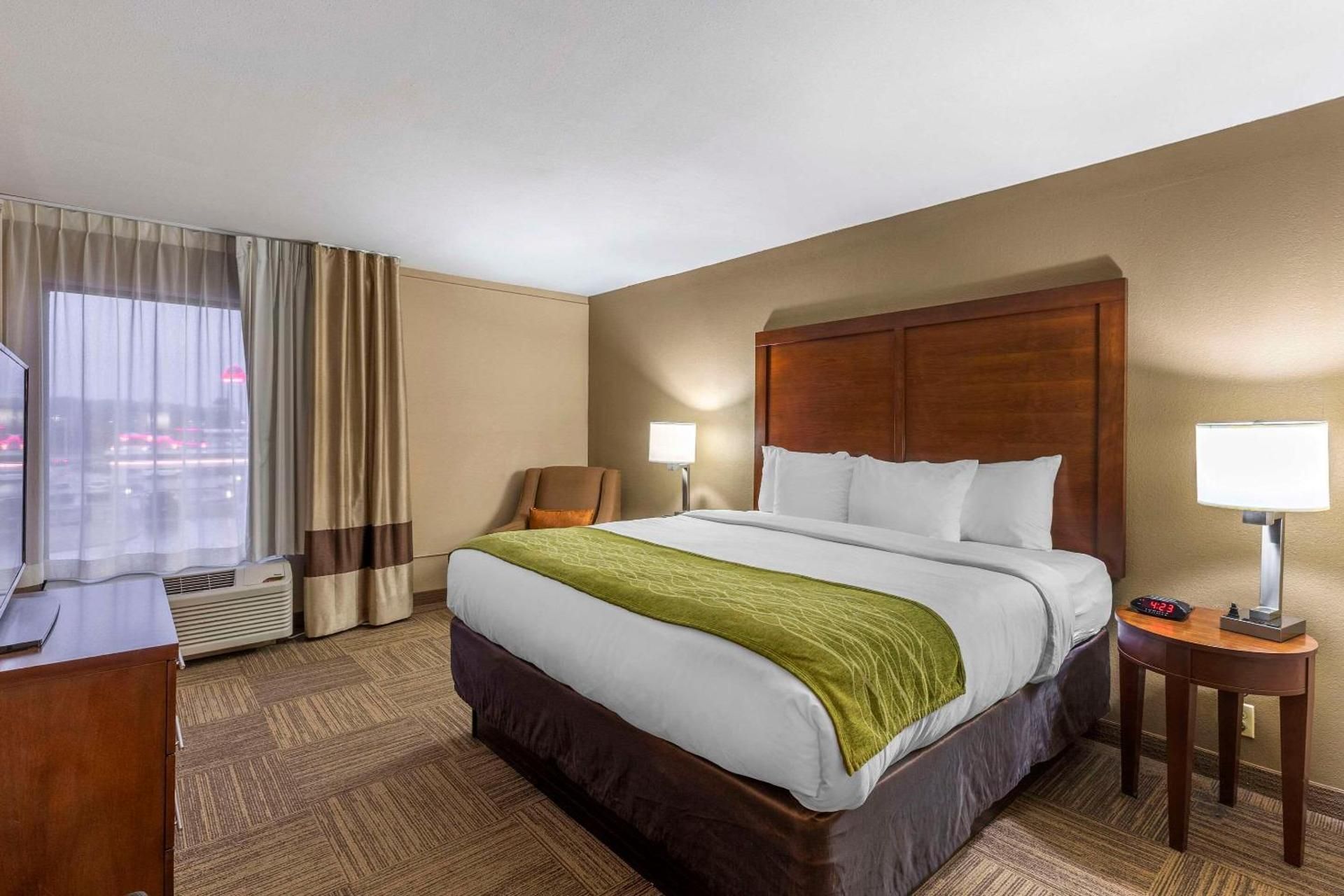 1 King Bed, Suite, Nonsmoking