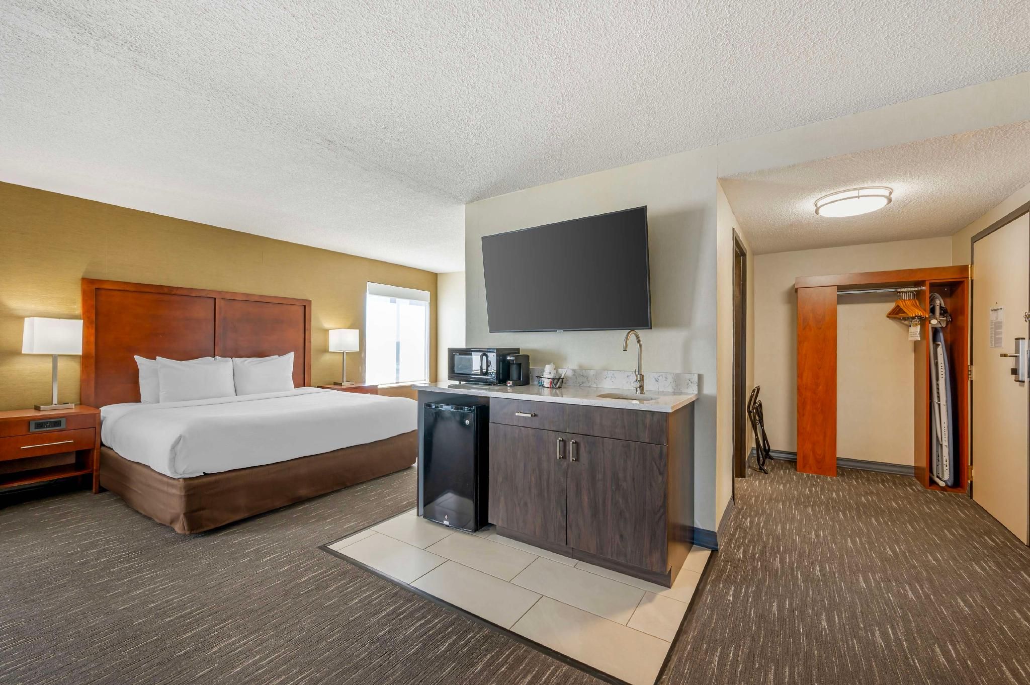 Suite - 1 King Bed, Nonsmoking, Sofabed, Corner Room