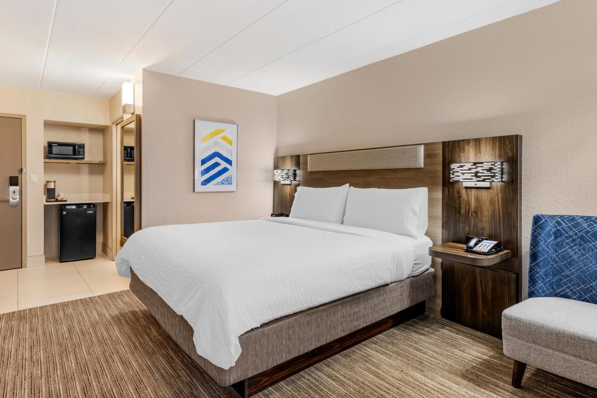 Standard Queen Room with Communications Accessible Roll-In Shower