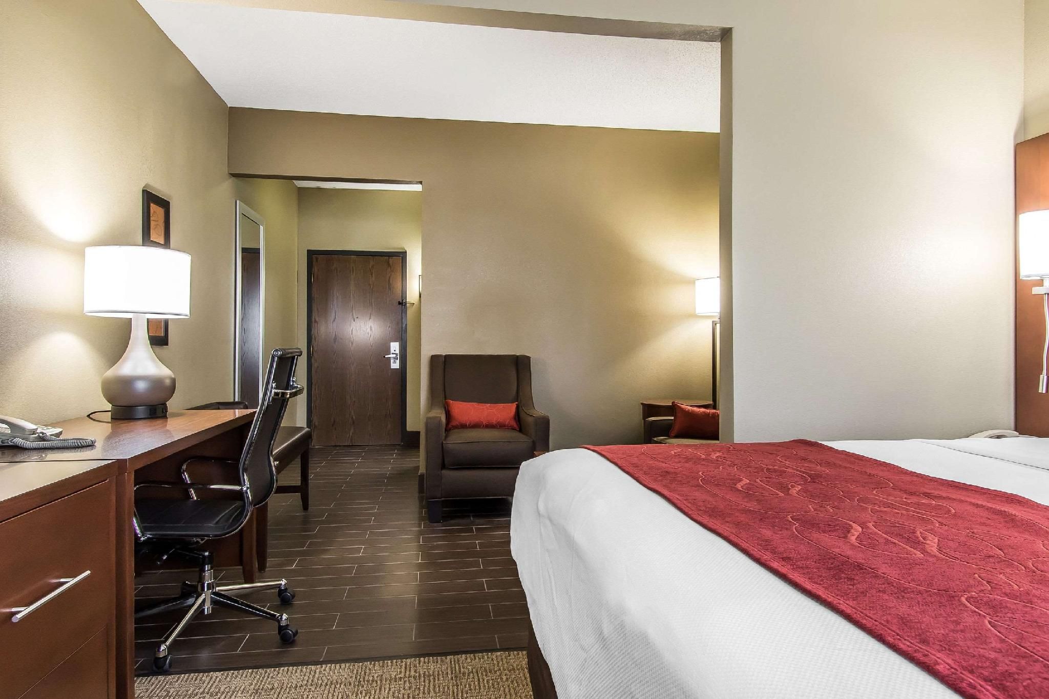 Comfort Suites Effingham Central 1 King Bed, Suite, Nonsmoking 4