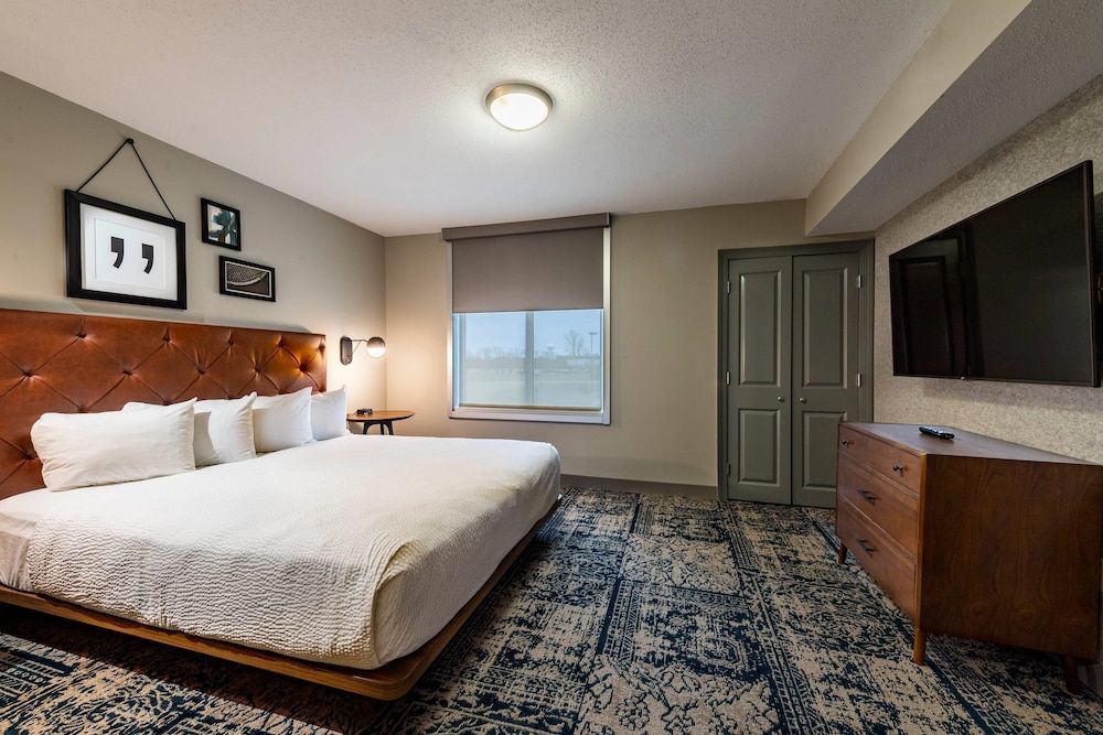 Suite, 1 King Bed with Sofa bed, Non Smoking