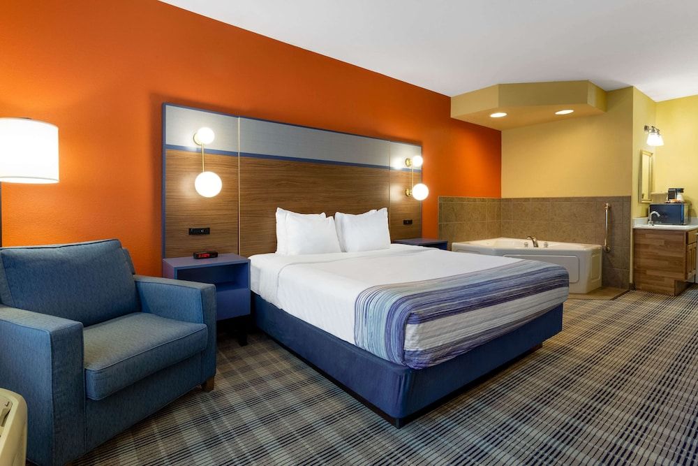 Studio Suite, 1 King Bed, Accessible, Non Smoking (Roll-In Shower)