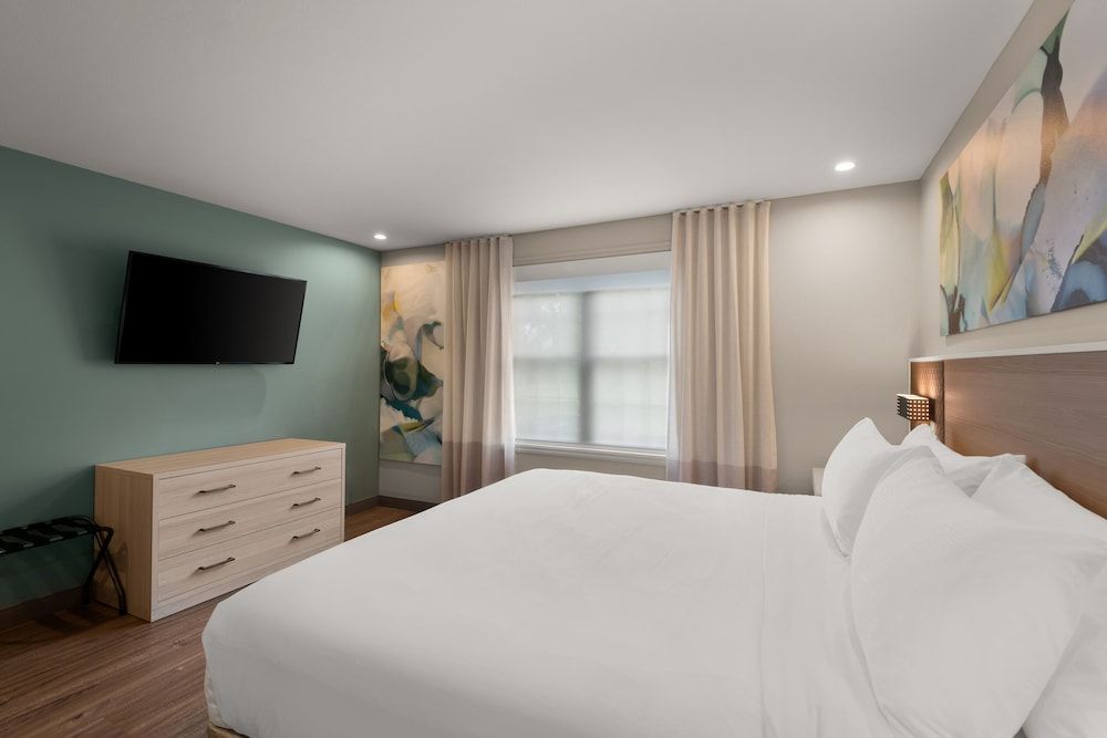 Suite, 1 Bedroom, Non Smoking, Garden View (1 King Bed, Dressing Counter)