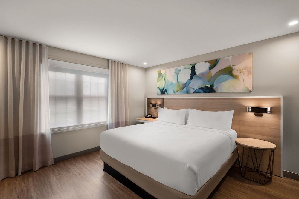 Suite, 1 Bedroom, Non Smoking, Garden View (1 King Bed)