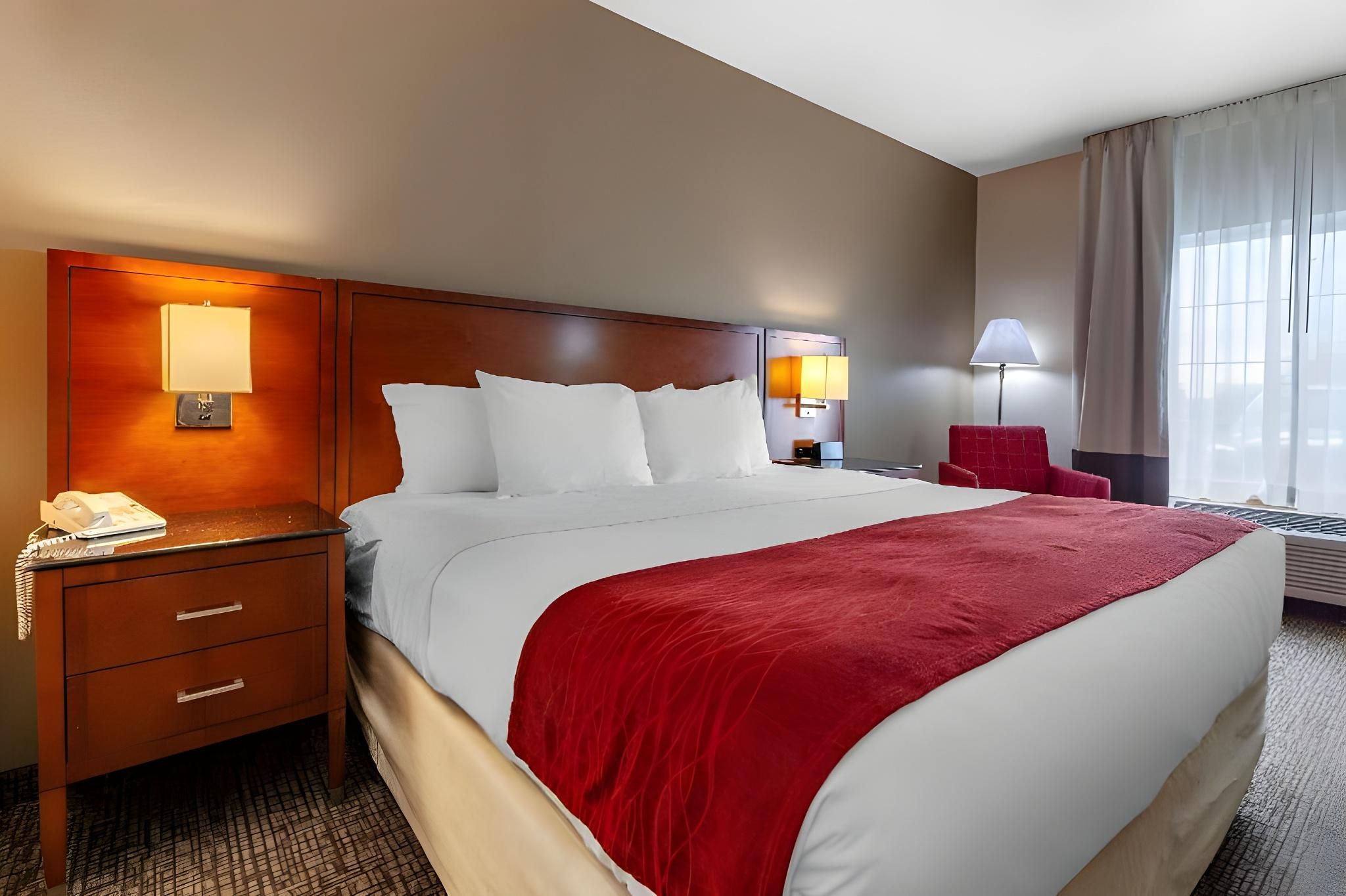 1 King Bed, Nonsmoking, Accessible