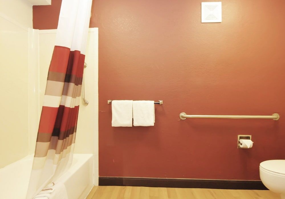 Red Roof Inn PLUS+ Chicago - Hoffman Estates Standard Room, 1 Double Bed, Accessible (Smoke Free) 5