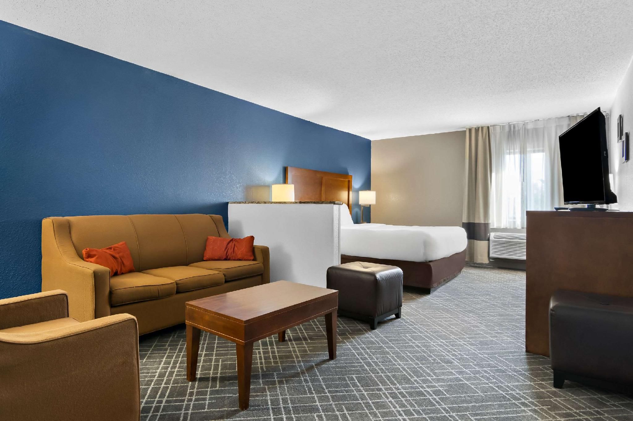1 King Bed Suite Non-Smoking