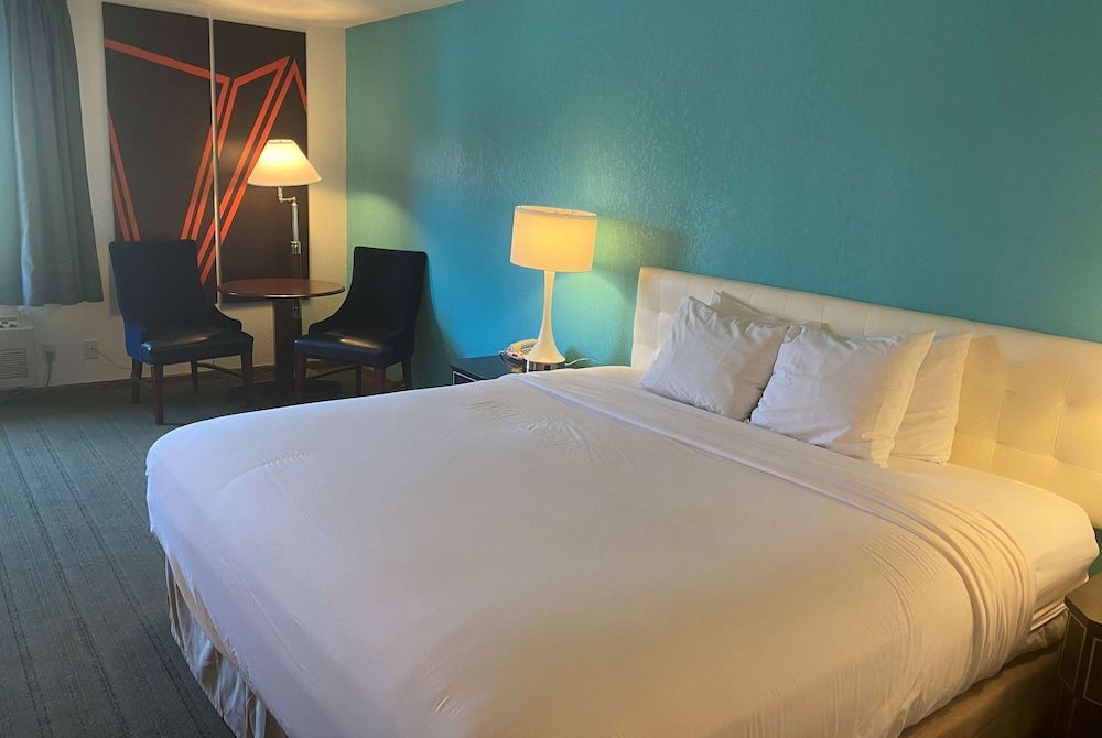 Room, 1 King Bed, Accessible, Non Smoking (Mobility)
