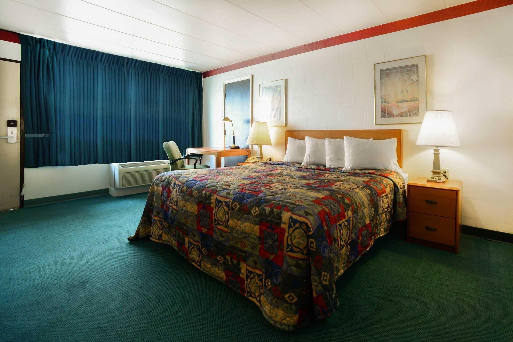 1 King Bed Nonsmoking