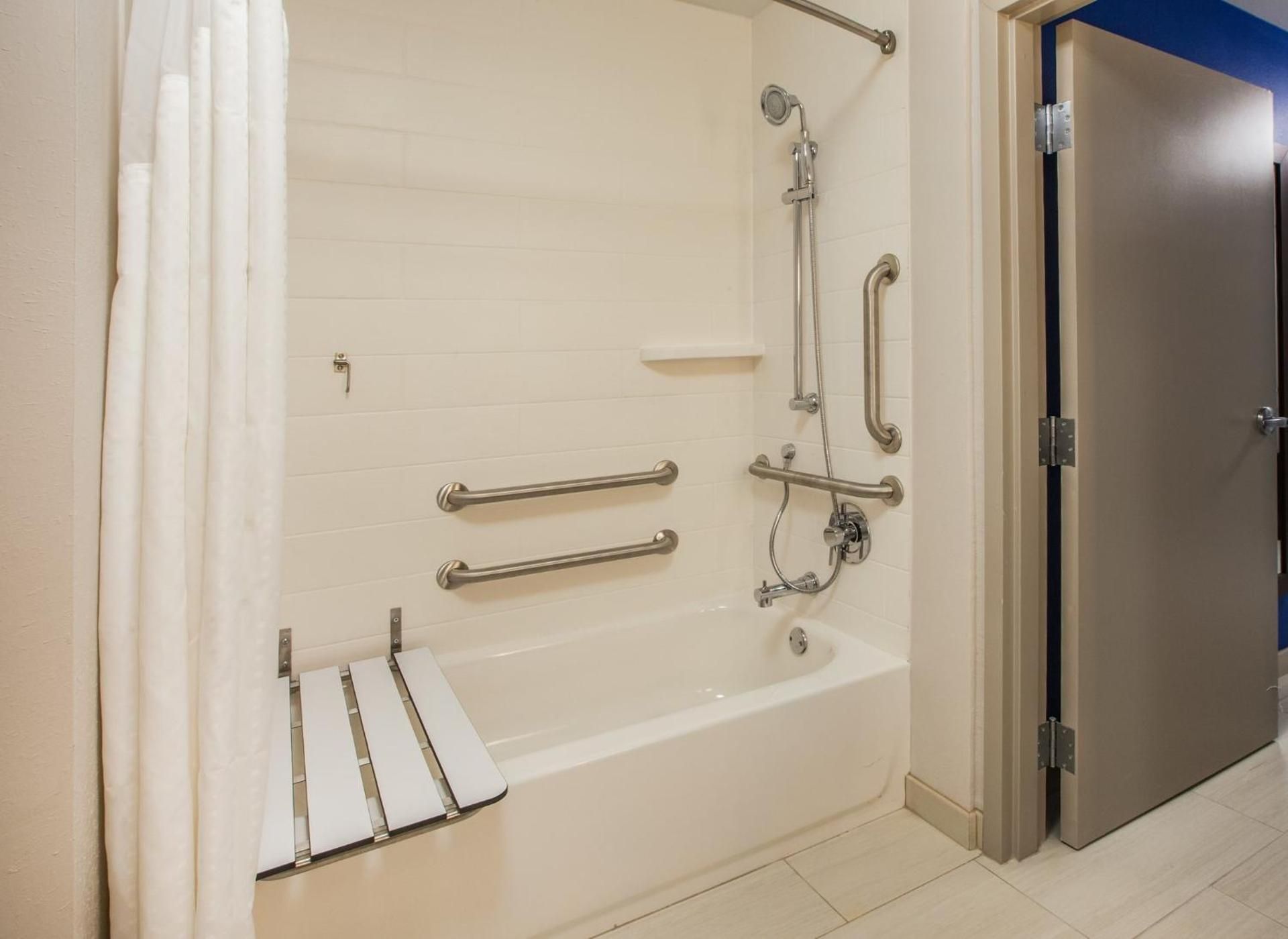 One-Bedroom King Suite with Mobility Accessible Tub