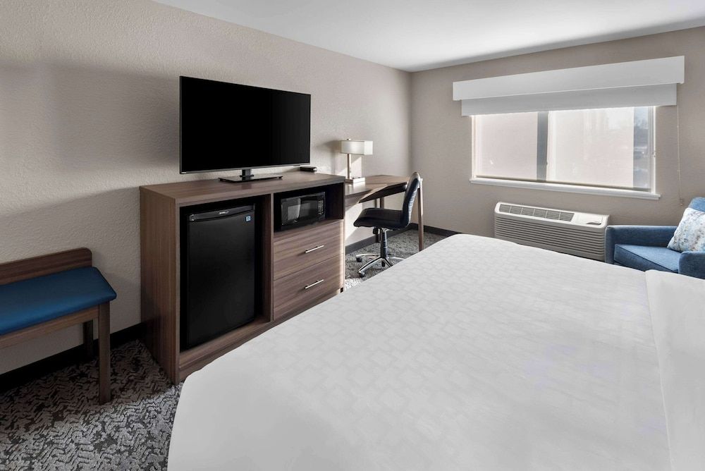 Clarion Pointe Mattoon near University Standard Room, 1 King Bed, Non Smoking 3
