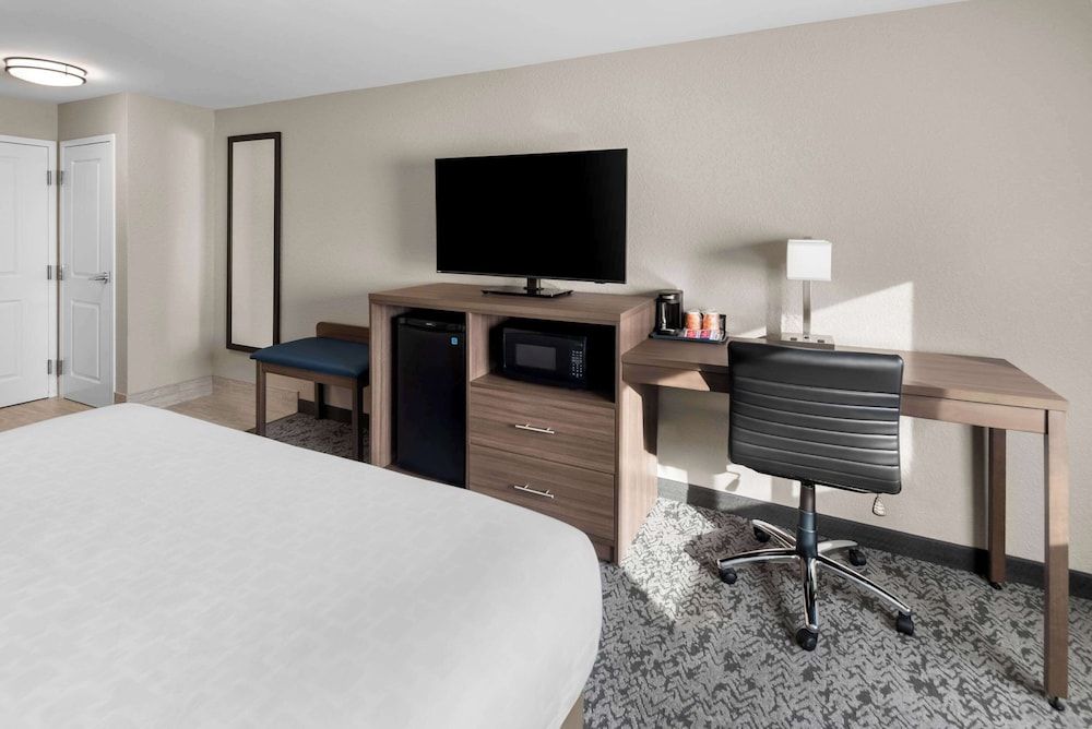 Clarion Pointe Mattoon near University Standard Room, 1 King Bed, Non Smoking 6