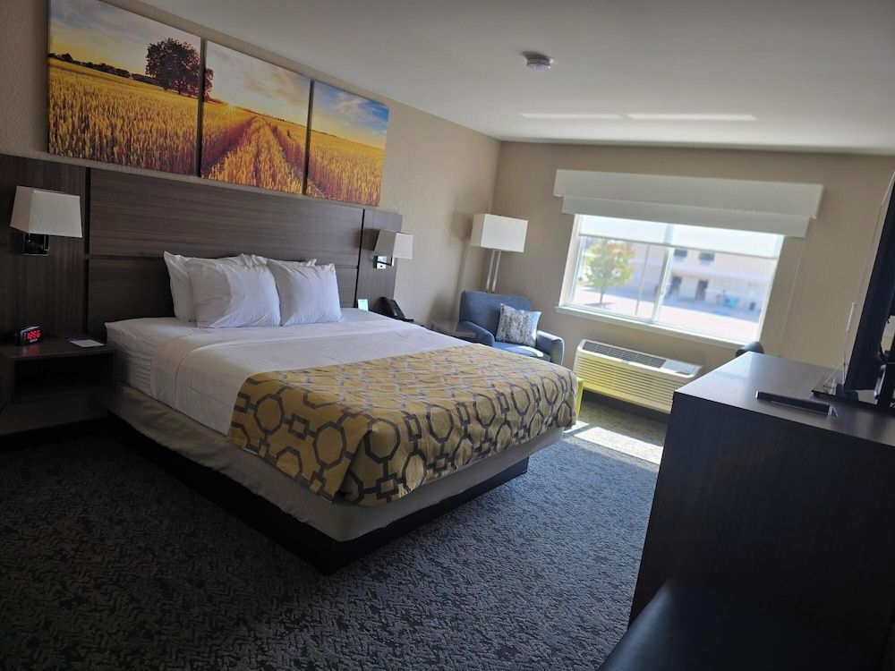 Clarion Pointe Mattoon near University Standard Room, 1 King Bed, Non Smoking 2