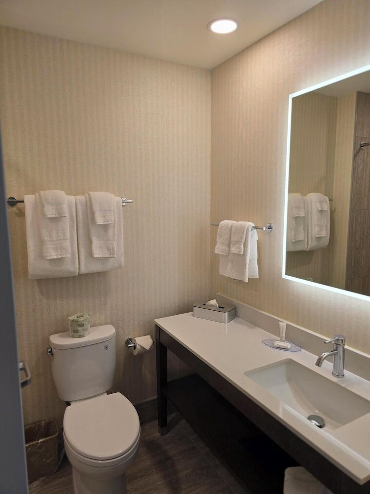 Clarion Pointe Mattoon near University Standard Room, 1 King Bed, Non Smoking 5