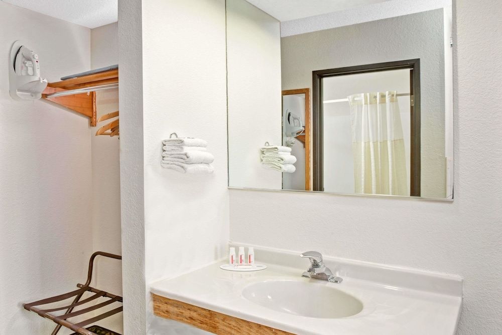 Deluxe Studio Suite, 1 Queen Bed, Non Smoking