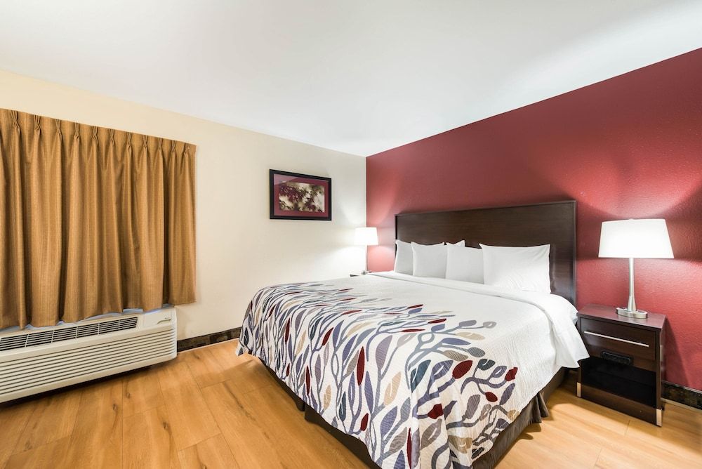Red Roof Inn & Suites Monee Deluxe Room, 1 King Bed, Non Smoking 4