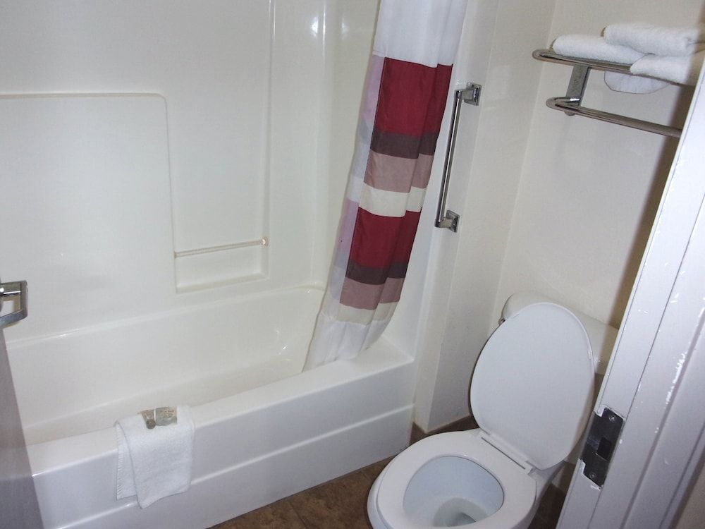 Red Roof Inn & Suites Monee Deluxe Room, 1 King Bed, Non Smoking 7