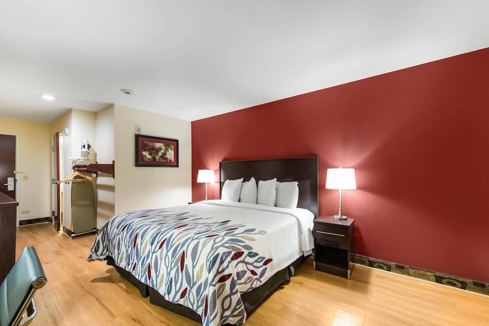Red Roof Inn & Suites Monee Deluxe Room, 1 King Bed, Accessible, Non Smoking (Roll-In Shower) 3