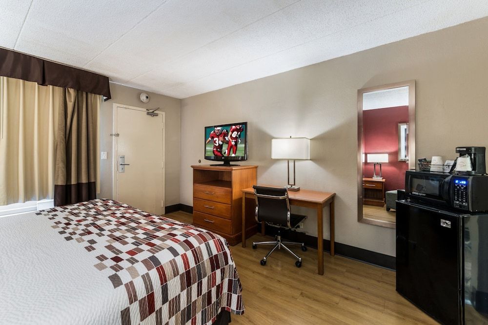 Red Roof Inn Morton Grove Deluxe Room, 1 King Bed, Accessible, Non Smoking (Roll-In Shower) 4