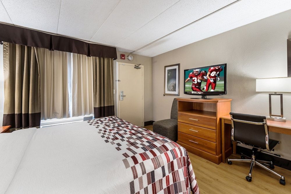 Red Roof Inn Morton Grove Deluxe Room, 1 King Bed, Accessible, Non Smoking (Roll-In Shower) 5