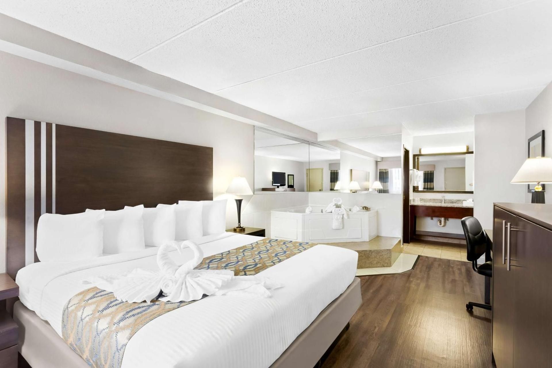 1 King Bed, Smoking Room, Jetted Tub