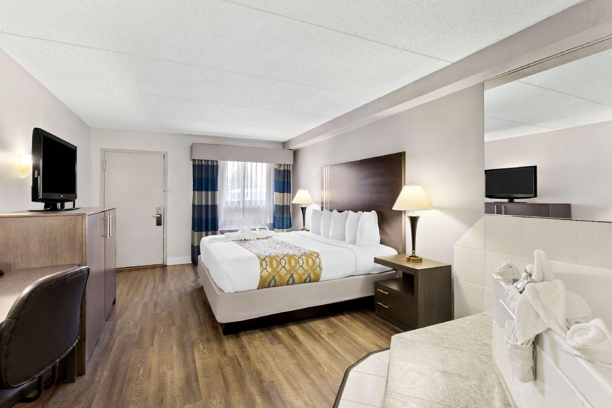 1 King Bed, Smoking Room, Jetted Tub