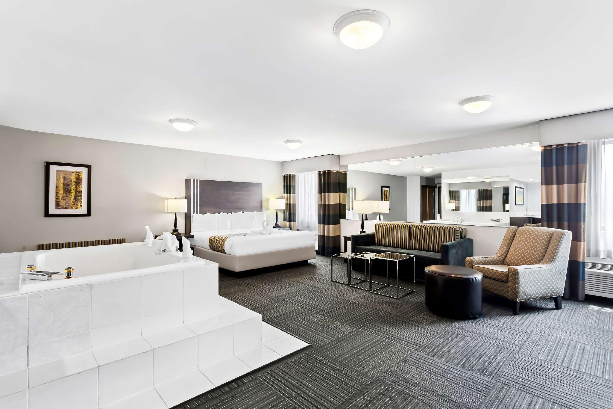 1 King Bed, Nonsmoking, Queen Sofabed, Jetted Tub, Living Area