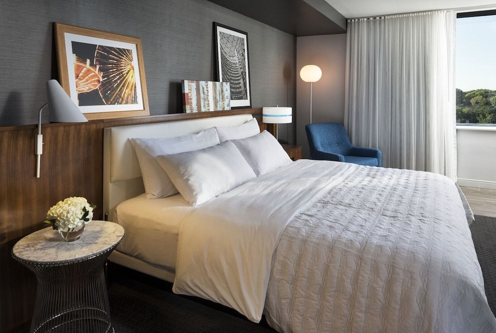 Classic Room, 1 King Bed, Non Smoking (Mobility/Hearing Accessible, Tub)