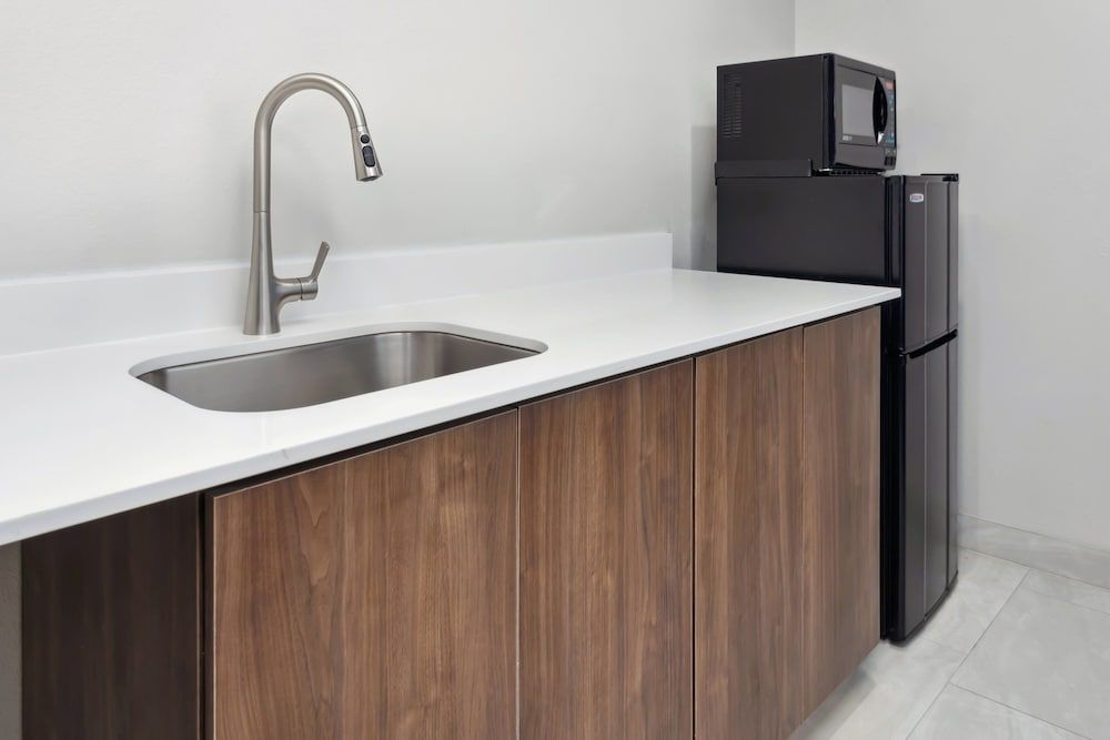 Suite, 1 King Bed, Accessible (Comm, Mobil, Accessible Tub)