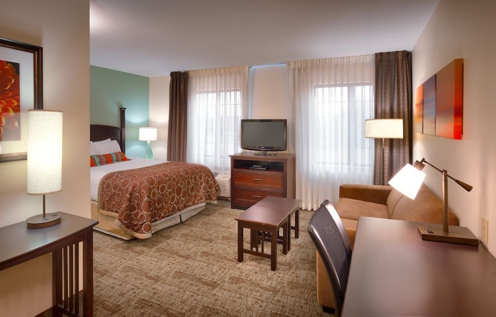 Suite, Accessible, Non Smoking (2 Dble, Comm, Roll Shwr, Kitchen)