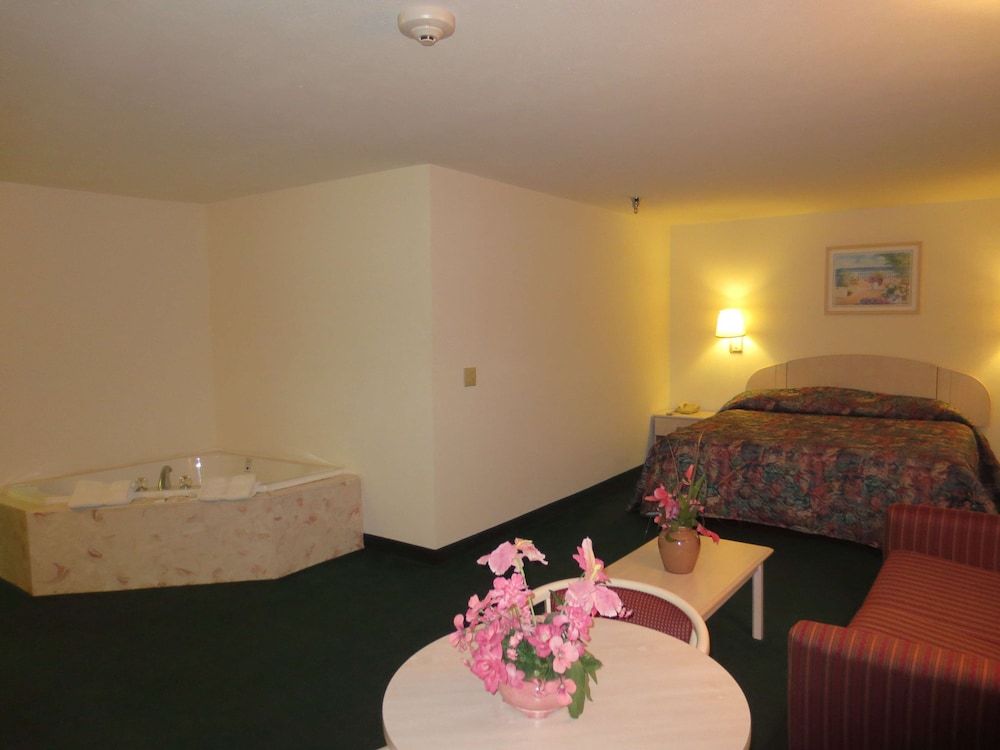 Pinckeyville Inn and Suites Romantic Room, 1 Bedroom, Hot Tub, Garden View 2