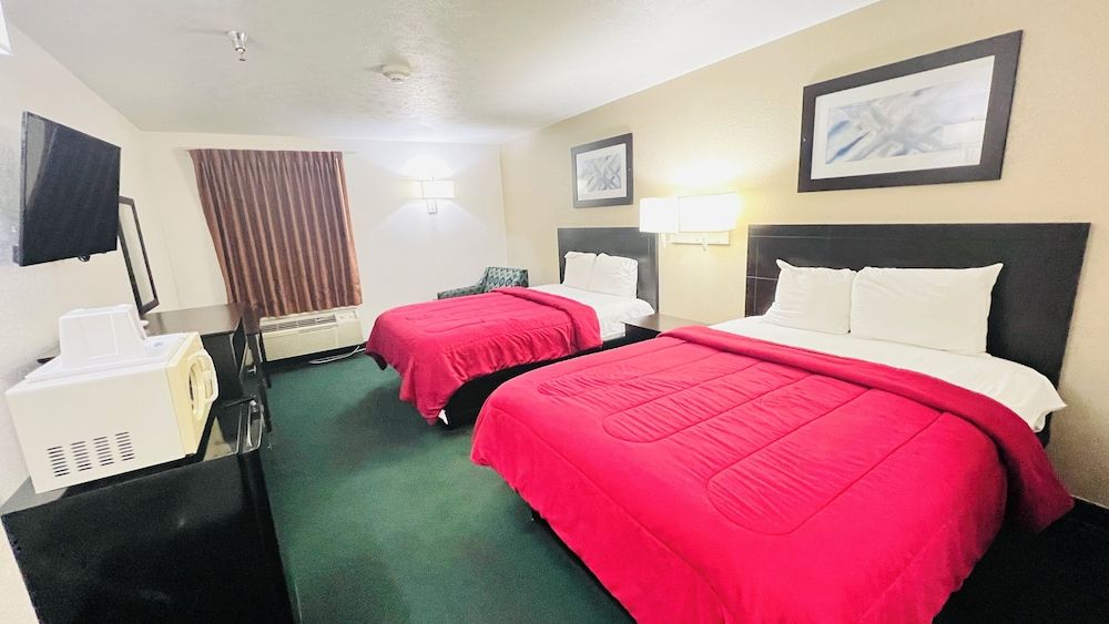 Pinckeyville Inn and Suites Traditional Room, 2 Queen Beds 3