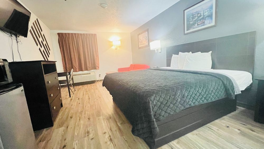 Pinckeyville Inn and Suites Romantic Room, 1 Bedroom, Hot Tub, Garden View 3