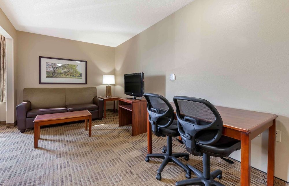Extended Stay America Select Suites Rockford State Street Deluxe Studio, 1 Queen Bed with Sofa bed, Non Smoking 4