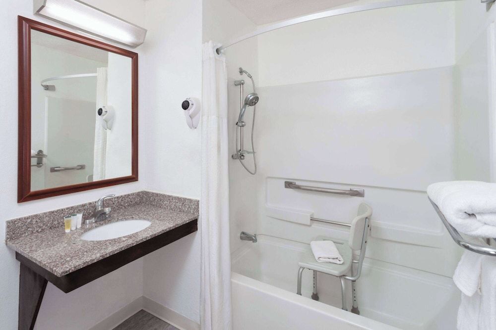 Room, 1 Queen Bed, Accessible, Non Smoking (Mobility)