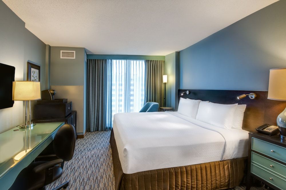 Junior Suite, 1 King Bed, Accessible (Accessible Tub)