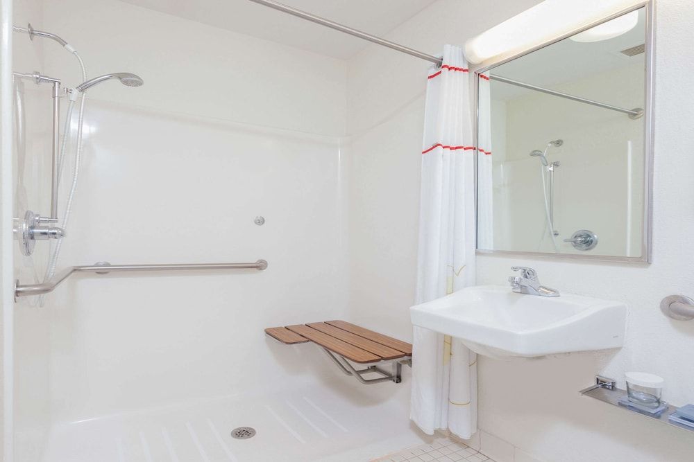 Suite, 1 Queen Bed, Accessible, Non Smoking (Roll-In Shower)