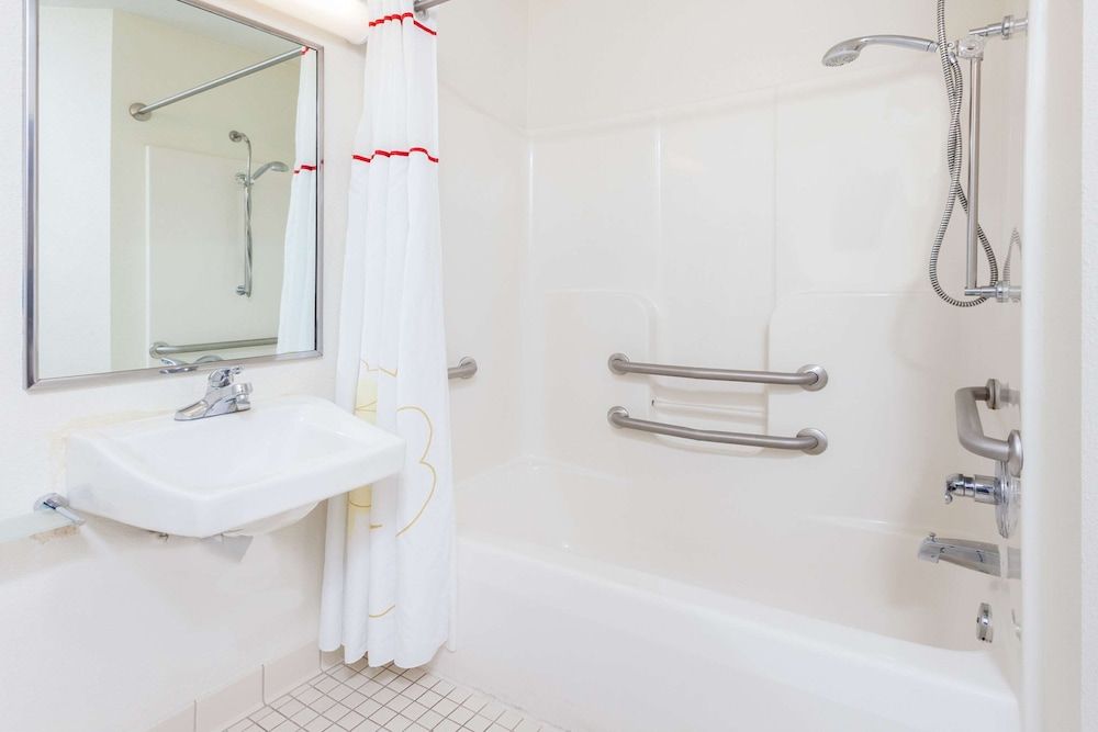 Suite, 1 Queen Bed with Sofa bed, Accessible, Non Smoking (Accessible Tub)