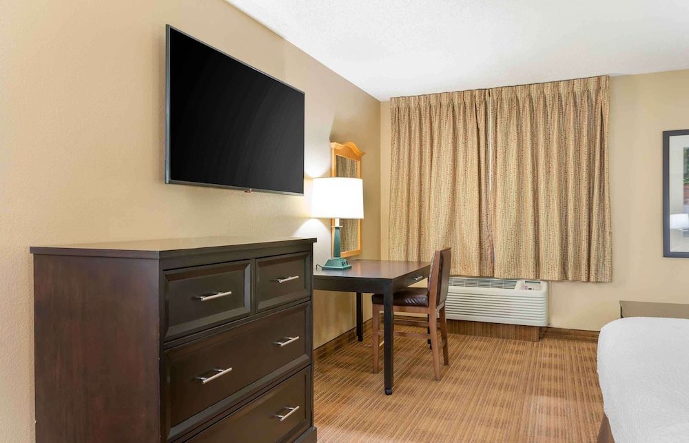 Extended Stay America Suites Chicago Schaumburg Conv Center Deluxe Studio, 1 King Bed with Sofa bed, Non Smoking 5
