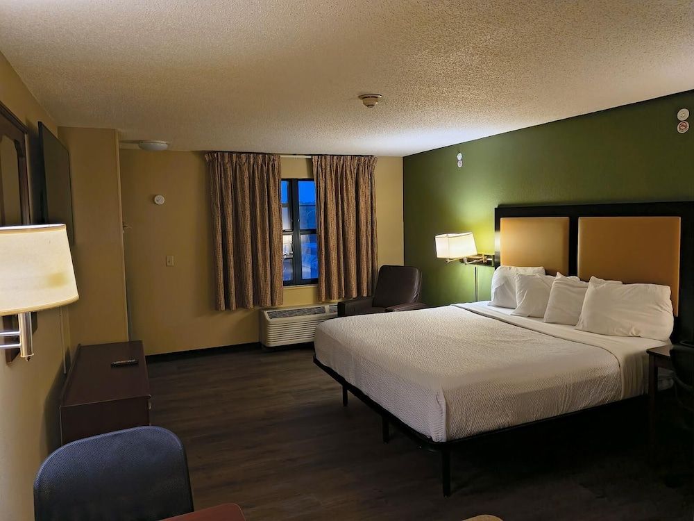 Extended Stay America Suites Chicago Schaumburg Conv Center Deluxe Studio, 1 King Bed with Sofa bed, Non Smoking 2