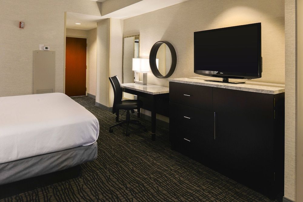 Room, 1 King Bed, Accessible (Mobility, Roll-In Shower)