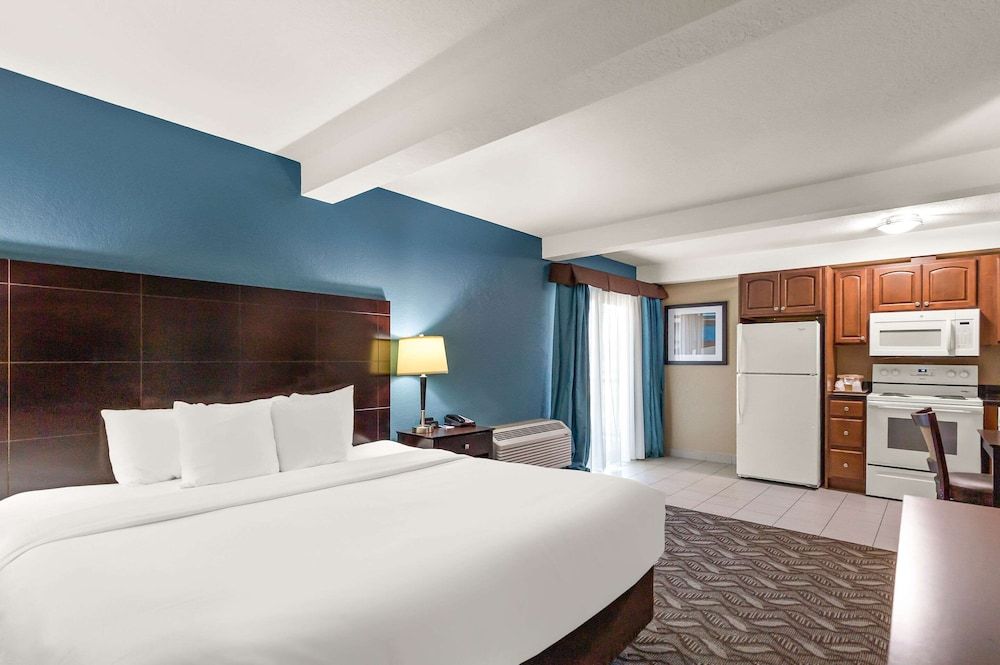 Suite, 1 King Bed, Accessible, Non Smoking