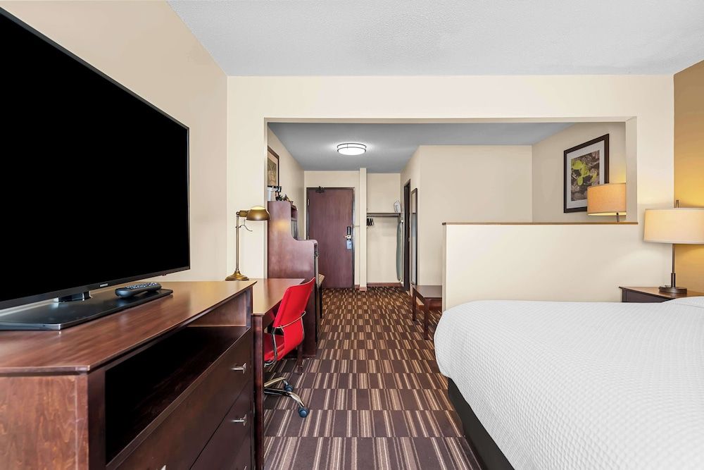 Best Western University Inn Standard Room, 1 King Bed, Non Smoking, Refrigerator & Microwave 3