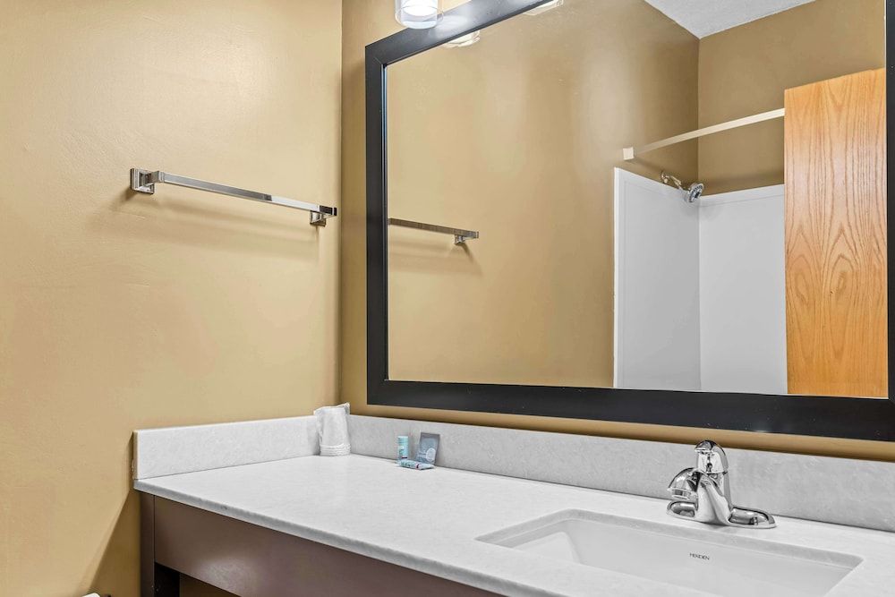 Best Western University Inn Standard Room, 1 King Bed, Non Smoking, Refrigerator & Microwave 4