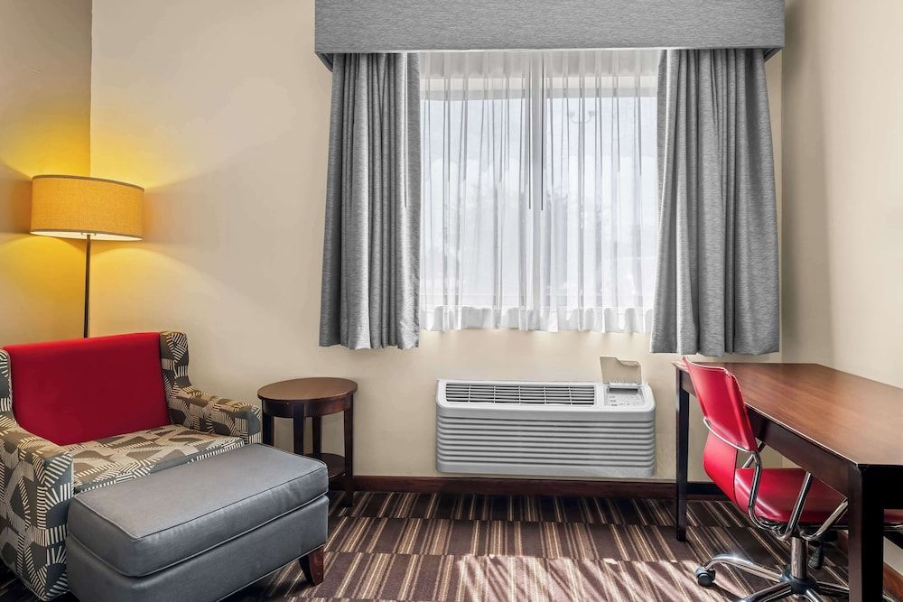 Best Western University Inn Suite, 1 King Bed, Non Smoking, Jetted Tub 4