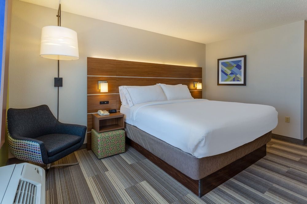 Standard Room, 1 King Bed, Accessible (Communications, Mobil, Roll-In Shower)